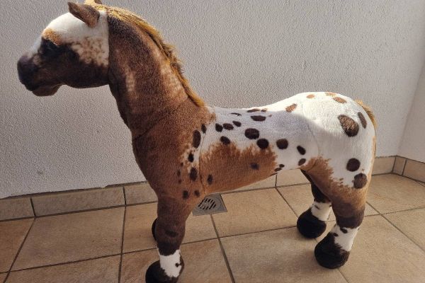 gr. Pferd zum draufsitzen, wiehert,wenn man am Ohr drückt