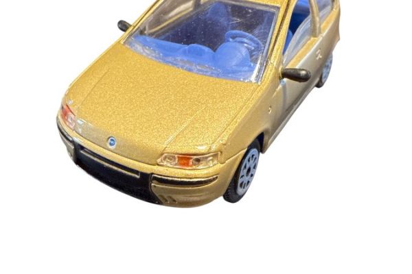 Fiat Punto Modellauto 1:64 – Sammlerstück in Gold mit blauer Innenauss
