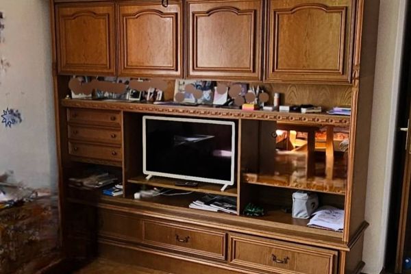 Antiker massiver Wohnzimmerschrank
