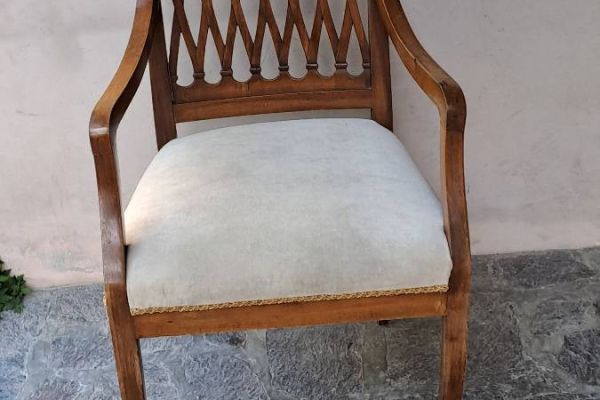 Gut erhaltener antiquer runder Tisch und sessel