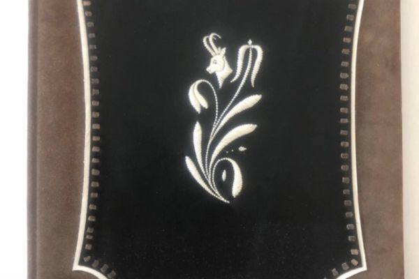 Fotoalbum aus Leder Sarner Federkielstickerei