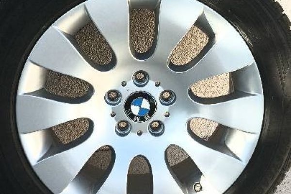 BMW Raeder komplett mit Winterreifen fast neu