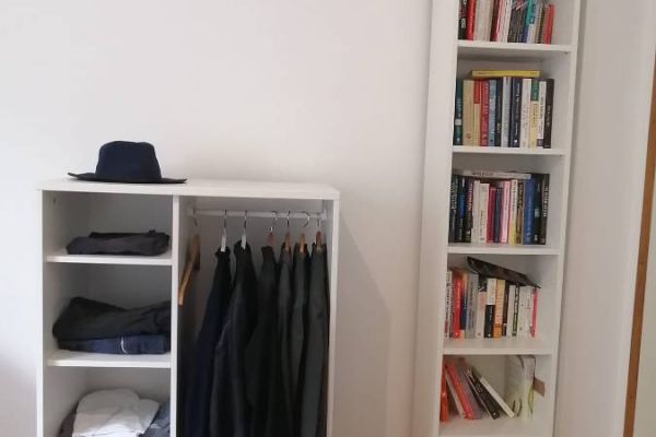 Garderobe und Bücherschrank