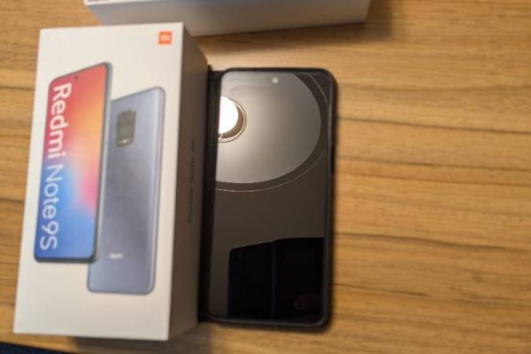 Sehr gutes Smartphone mit Ladegerät u kopfhörer
