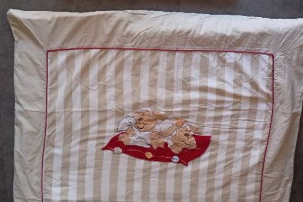 Bett mit Kopfkissen und 2 Stück Bettbezug