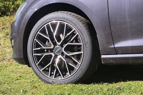 17" Alufelgen mit Sommerreifen (fast neu)  225/45 R17 91Y