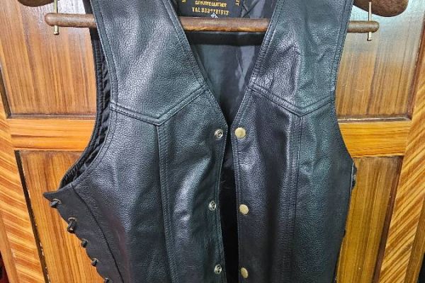 2 gut erhaltene Motorrad-Lederwesten (S und XS)