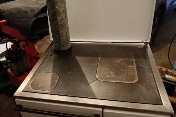 Holzherd in sehr gutem Zustand