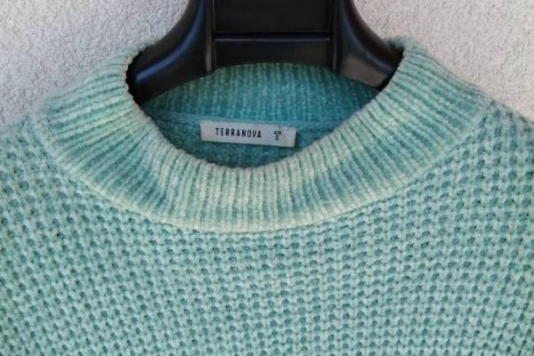 Türkisfarbener Pullover