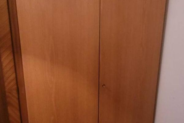 Verkaufe einen Kleiderschrank / Vendo un armadio