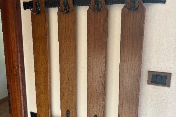 Alte Garderobe aus Holz
