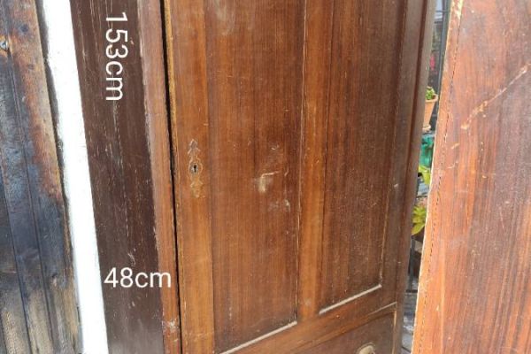 Antiker kleiner Schrank mit Schublade