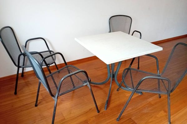 Tisch mit vier Stühlen