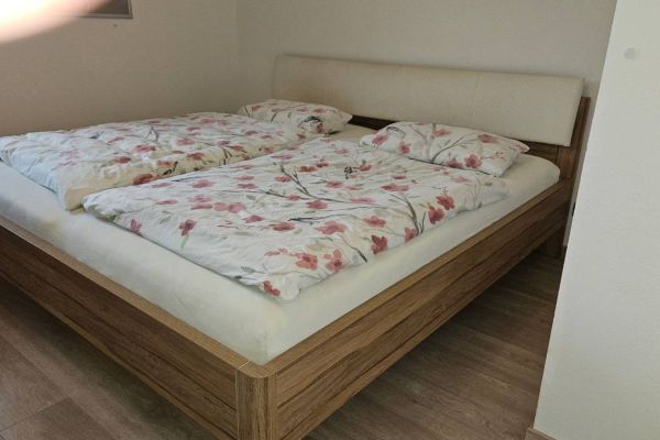 Doppelbett 200x200cm komplett mit Lattenrost/Matratzen/Nachttisch