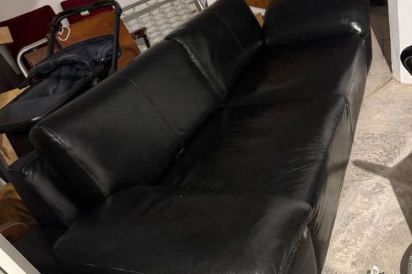 Schwarze Ledercouch zu verschenken