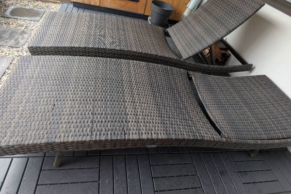 2 Sonnenliegen aus Rattan