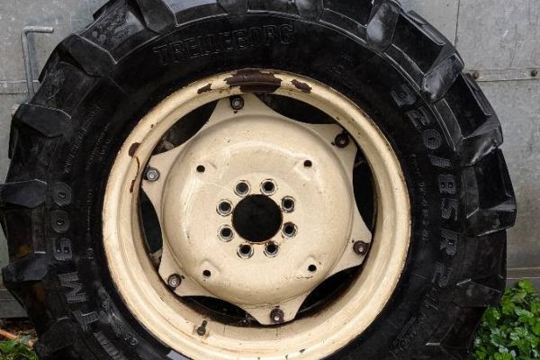 Verkaufe Traktorreifen mit Felgen 320/85 R24