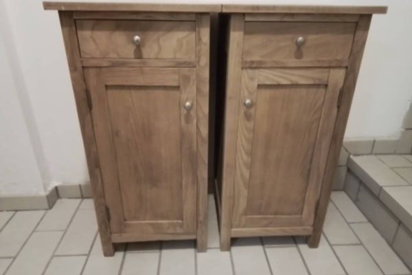 Zwei alte gepflegte Nachtkästchen