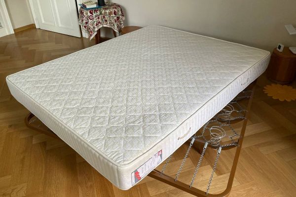 Neuwertige Matratze mit Eisenbettgestell 160 x 200 cm