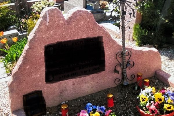 Grabstein mit schmniedeisernem Kreuz für Doppelgrab in Meran-Untermais