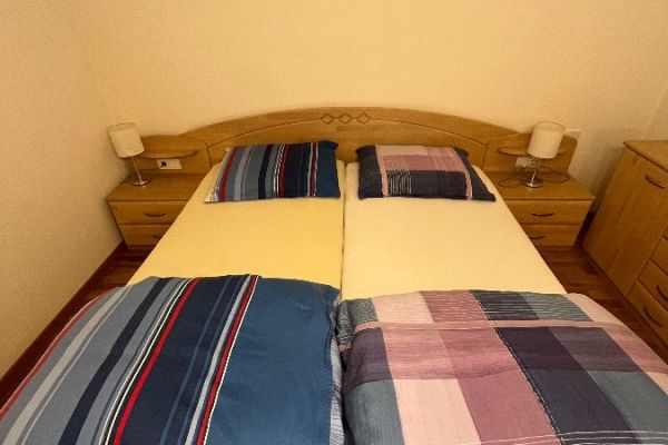 Neuwertiges Doppelbett aus Holz
