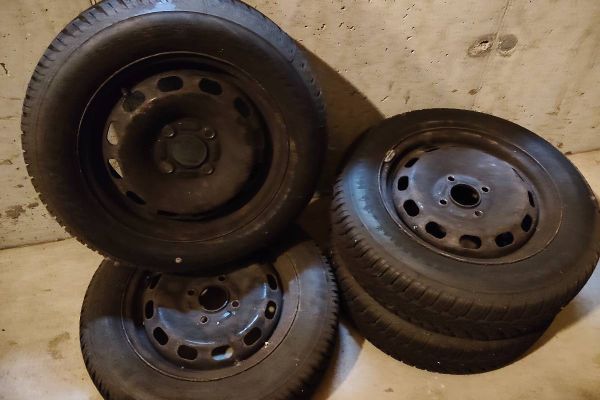 Winterreifen 175/65/R14 inkl. Felgen für Ford Fiesta. Gummi Neuwertig