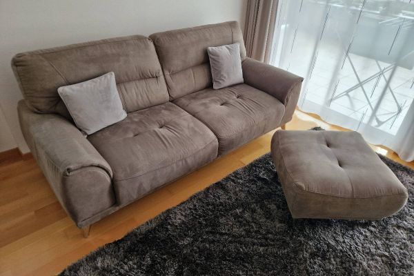 Elegantes Sofa mit Pouf in ausgezeichnetem Zustand