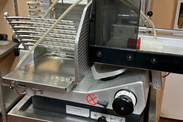Bizerba: Vollautomatische Vertikalschneidemaschine