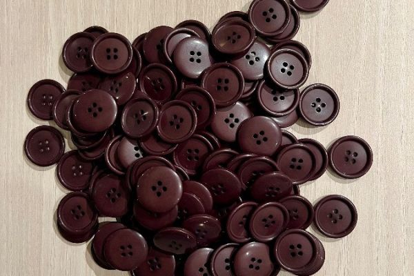 124 braune Knöpfe – nur 9 Euro