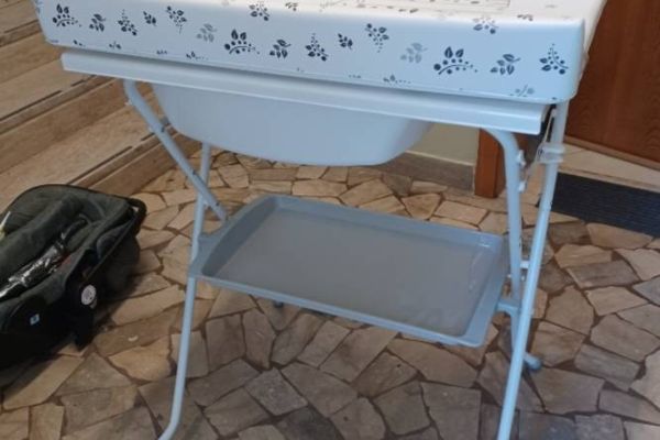 Vasca da bagno con fasciatoio