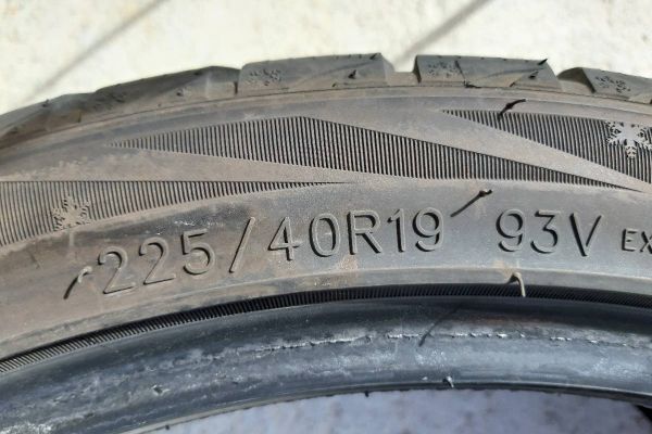 2 Winterreifen 225/40 R19 93V