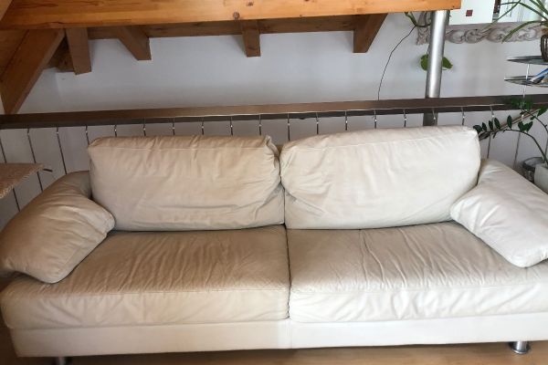 Cremefarbener weißer Lederdiwan zu verschenken