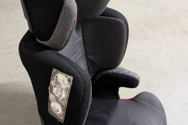 Vergebe Autokindersitz ohne Isofix