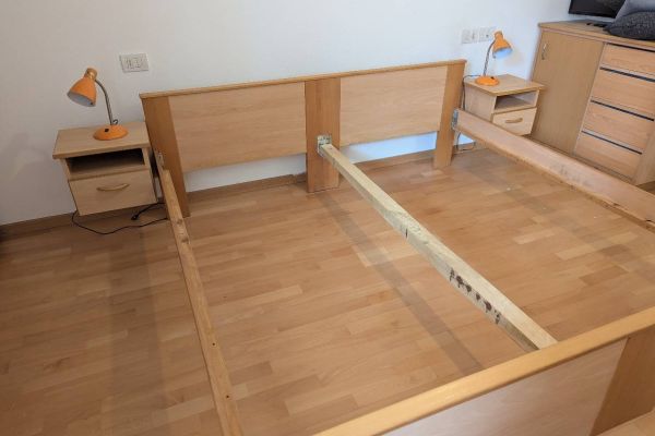 Bett zu verkaufen