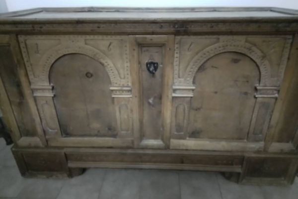Alte Truhe von 1663
