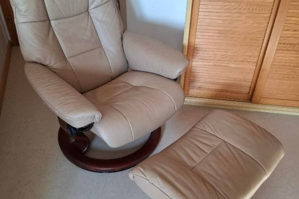 Original Stressless-Sessel mit Hocker