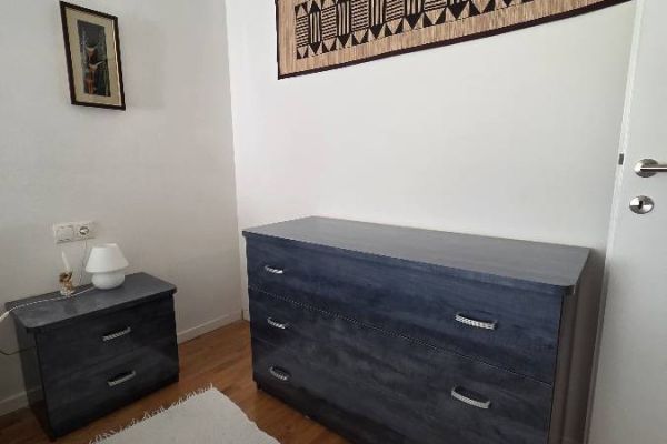 Schlafzimmer abzugeben