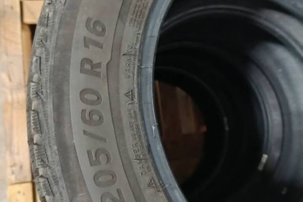 Winterreifen 205/60/R16