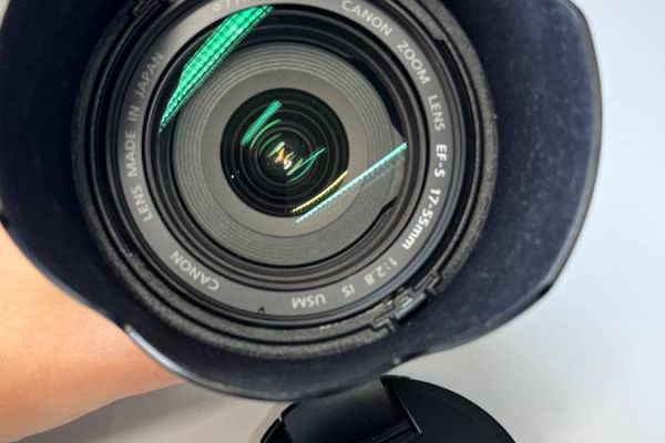 Canon EF-S 17–55mm f/2.8 IS USM Objektiv mit EW-83J Sonnenblende