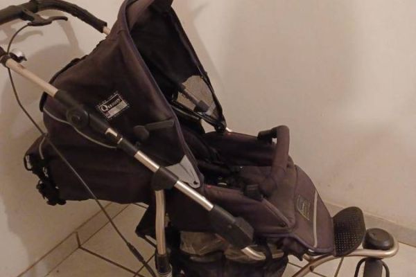 Verkaufe im Auftrag neuen Kinderwagen / Vendo per conto terzi passeggi