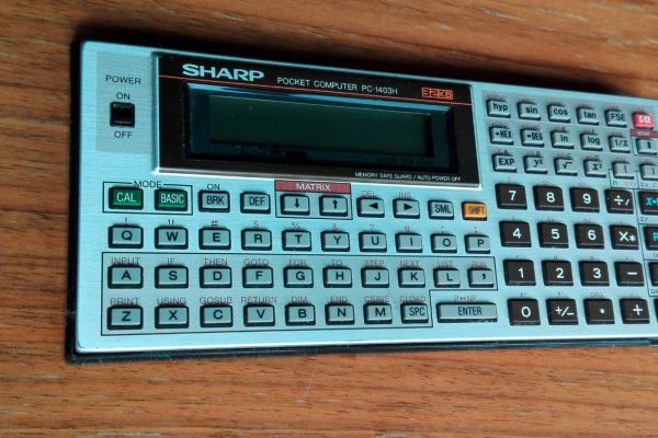 Taschenrechner Sharp PC-1403H (90iger Jahre)
