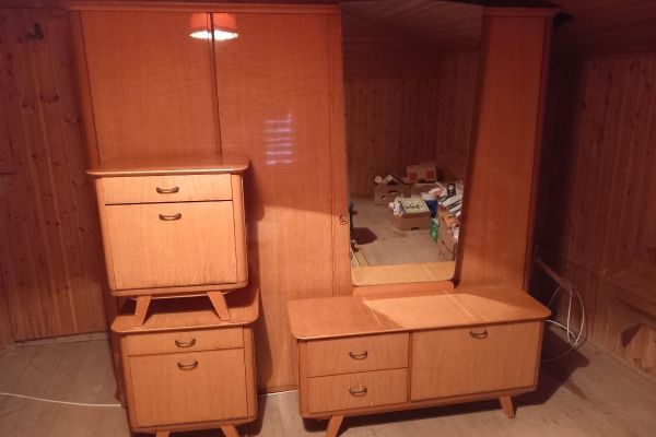 Kleiderschrank mit Nachttischkästchen