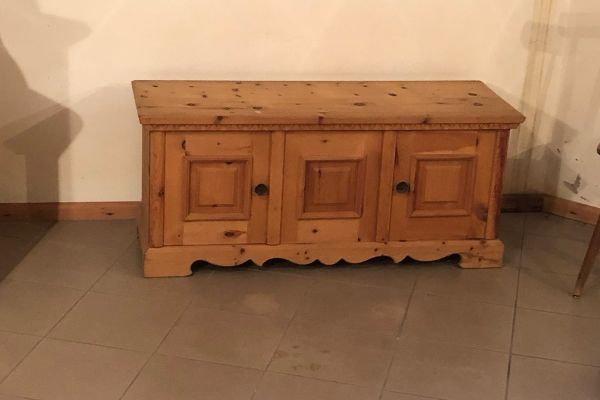 Besterhaltene Kredenz und Truhe