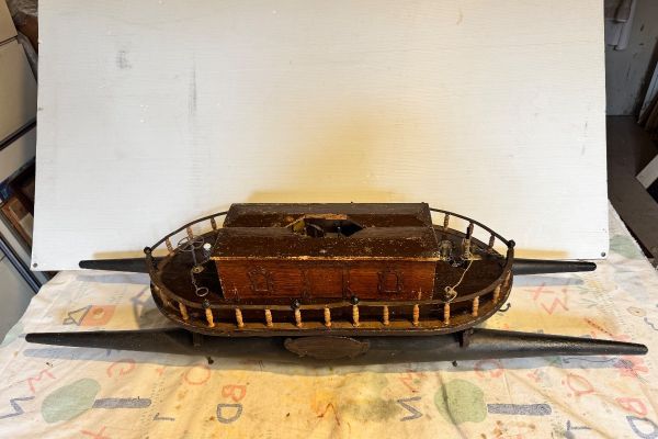 Modellschiff mit Getriebe über 100 Jahre alt