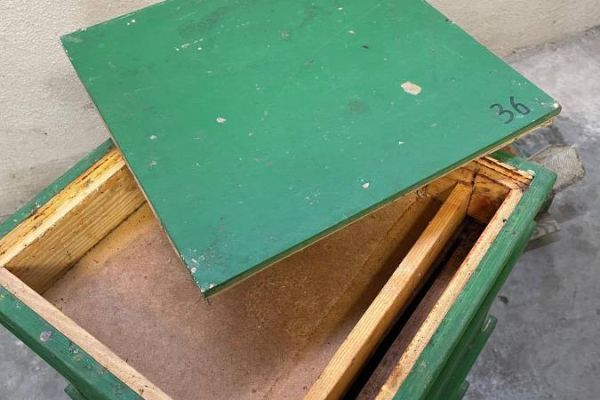 Bienenstöcke aus Zirbenholz zu verschenken