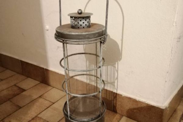 Laterne aus Metall