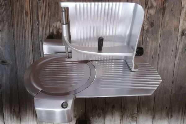 Gut erhaltene große Aufschnittmaschine