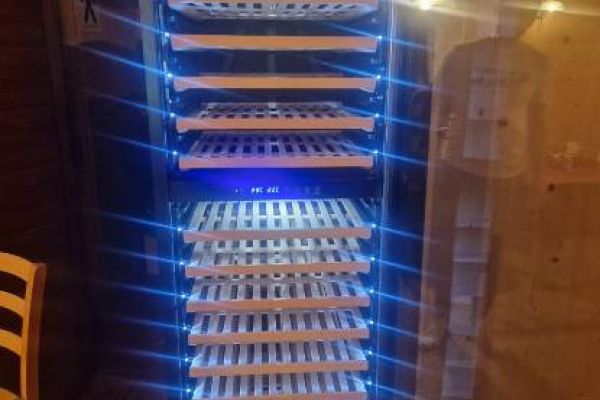 Verkaufe eine neue Wein  Vitrine