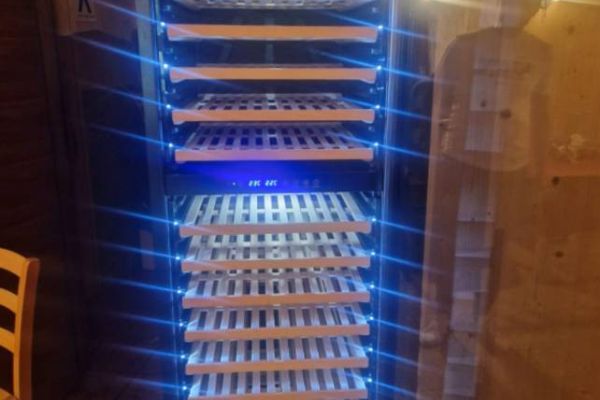 Verkaufe eine neue Wein  Vitrine