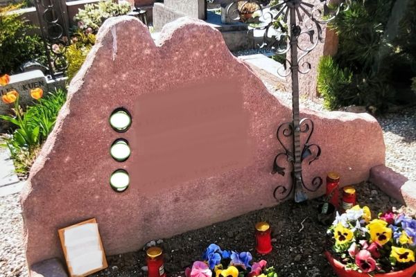 Grabstein mit schmiedeisernem Kreuz im Friedhof Meran-Untermais